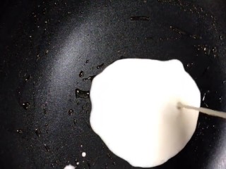 3、早餐鸡蛋饼,锅刷油油热倒入面糊
