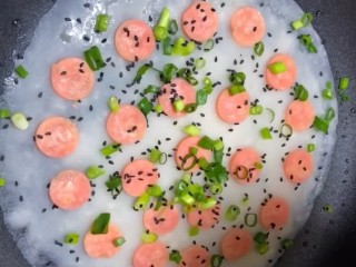 4、早餐鸡蛋饼,放上提前切好的火腿片，葱花，黑芝麻