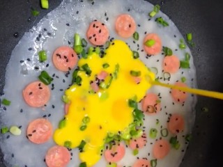 5、早餐鸡蛋饼,琳入蛋液