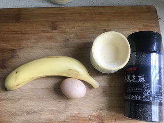 1、香酥掉渣的香蕉派,准备好食材备用，蛋挞皮提前拿出来解冻
