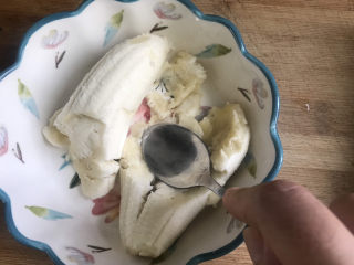 2、香酥掉渣的香蕉派,香蕉剥皮压成泥