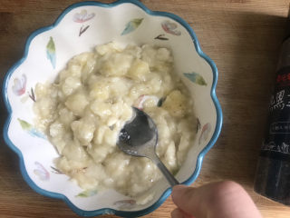 3、香酥掉渣的香蕉派,压成泥状