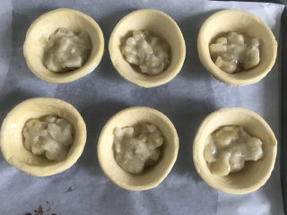 4、香酥掉渣的香蕉派,舀进蛋挞皮内