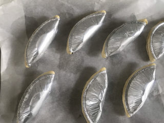 5、香酥掉渣的香蕉派,用手轻轻地按压封口