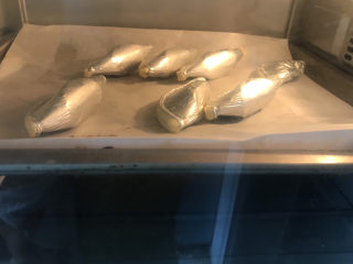 6、香酥掉渣的香蕉派,送入预热好的烤箱上下火180分钟烤5分钟