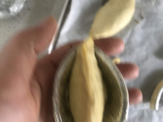 7、香酥掉渣的香蕉派,取出来，取下锡纸，用手把边缘捏紧