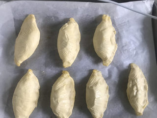 8、香酥掉渣的香蕉派,摆入烤盘