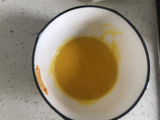 9、香酥掉渣的香蕉派,蛋黄打散