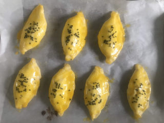 11、香酥掉渣的香蕉派,撒上黑芝麻