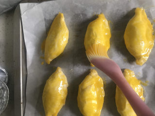 10、香酥掉渣的香蕉派,刷蛋黄液