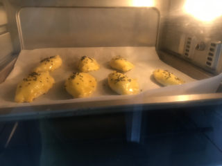 12、香酥掉渣的香蕉派,再次送入烤箱预热好的烤箱，上下火180度烤25分钟