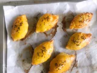 13、香酥掉渣的香蕉派,烤好取出来