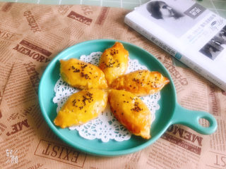 14、香酥掉渣的香蕉派,晾至常温装盘即可开吃