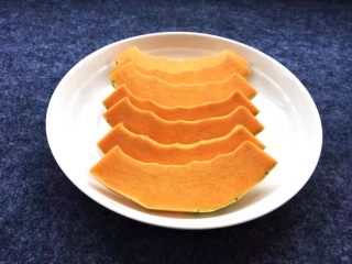1、香糯南瓜饼,准备老南瓜一块，这样的南瓜非常甜。南瓜去皮去瓤，均匀切成片。