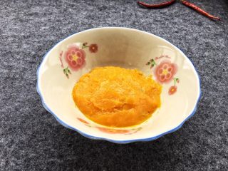 3、香糯南瓜饼,蒸好的南瓜用勺子压成泥，越细越好。