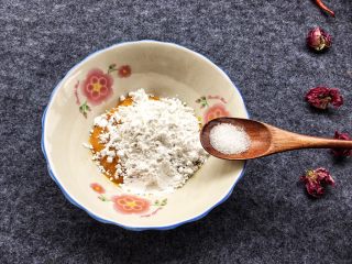 5、香糯南瓜饼,再添加白糖。