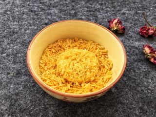 13、香糯南瓜饼,最后裹上一层面包糠。