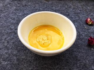 10、香糯南瓜饼,鸡蛋用筷子打散。