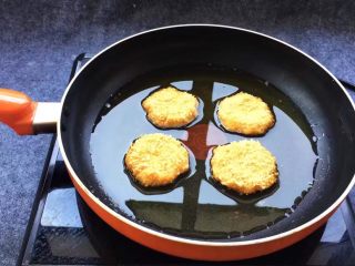 16、香糯南瓜饼,锅中倒入适量油，油三成热放入南瓜饼，小火慢慢炸至两面金黄色就好，切记，火不要大，面包糠是干的很容易糊，到时候炸糊了别问我没有告诉你哦！