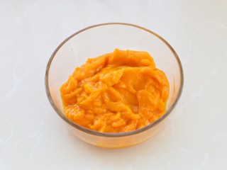 1、最爱面包+南瓜土司,南瓜去皮上锅蒸熟，用料理机打成细腻的南瓜泥