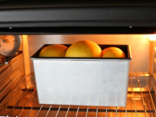 15、最爱面包+南瓜土司,烤箱上下火180度预热，将土司盒放进三层烤箱的最下层，然后改成上火160度、下火180度烤约40分钟，表面上色后要加盖锡纸