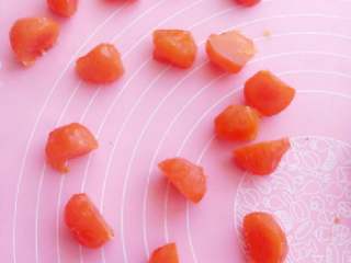 4、苏式月饼《蛋黄酥》,把鸭蛋黄一分为二，我买的蛋黄大，用半个就行