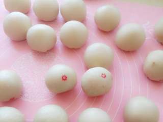 17、苏式月饼《蛋黄酥》,把包好馅的水油皮収口捏紧，口朝下整成圆圆的蛋黄酥