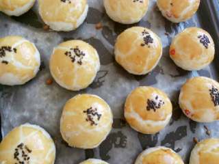 19、苏式月饼《蛋黄酥》,放入预热好160度中下层，烤25分钟，表面呈金黄色即可