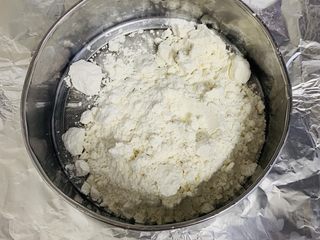 2、玫瑰乳酪重磅蛋糕,将白鲨低筋面粉、泡打粉混合均匀过筛。