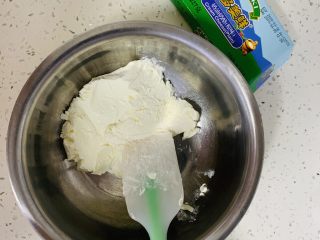 3、玫瑰乳酪重磅蛋糕,多美鲜奶油奶酪室温软化后,用刮刀压拌的手法至细腻质地即可。