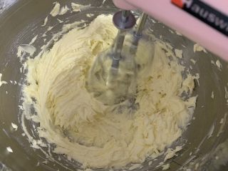 4、玫瑰乳酪重磅蛋糕,室温软化好的黄油加入糖粉,利用打蛋器打发至黄油发白。