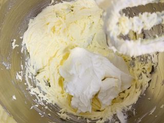 5、玫瑰乳酪重磅蛋糕,打好的黄油加入奶油奶酪。