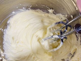 6、玫瑰乳酪重磅蛋糕,继续搅打至顺滑。