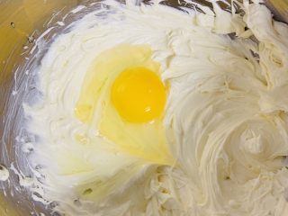7、玫瑰乳酪重磅蛋糕,加入一颗小鸡蛋继续打至顺滑,再加另外一个鸡蛋进去继续打至顺滑即可。