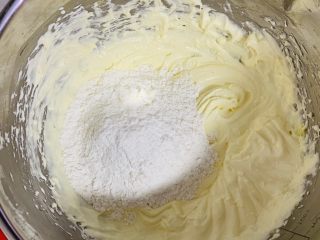 8、玫瑰乳酪重磅蛋糕,加入混合好的低筋面粉、泡打粉