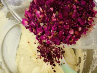 11、玫瑰乳酪重磅蛋糕,加入玫瑰花碎