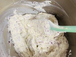 12、玫瑰乳酪重磅蛋糕,继续切拌均匀。