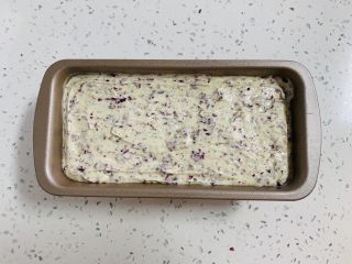 13、玫瑰乳酪重磅蛋糕,装入模具,利用刮刀切压面糊防止糕体内存入大量的空气。我的模具尺寸是长17厘米,宽8厘米,高5厘米。