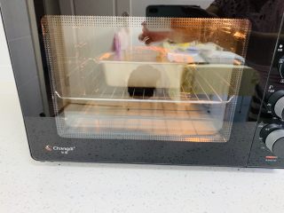 14、玫瑰乳酪重磅蛋糕,烤箱提前预热上下火180度30分钟。将考网放入烤箱下场。在烘烤15分钟的时候取出用锋利的刀片在蛋糕的中间划上一道划痕这样烤出来的蛋糕,中间有裂纹。