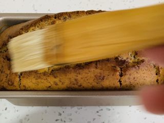 16、玫瑰乳酪重磅蛋糕,烘烤结束前将食谱二中糖和水搅拌均匀。蛋糕出炉后,用软毛刷子,均匀地把糖水刷在蛋糕表面。