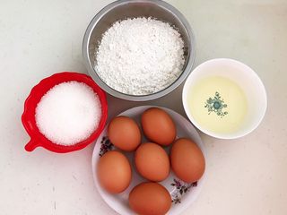 1、蓝莓无水海绵蛋糕,准备食材：低筋面粉，鸡蛋，玉米油，细砂糖