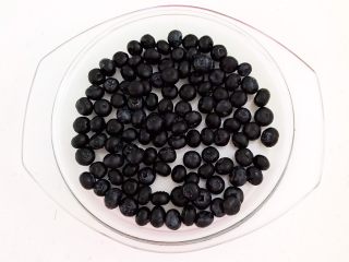 2、蓝莓无水海绵蛋糕,把蓝莓清洗干净