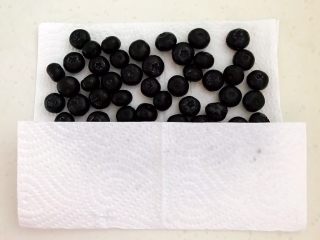3、蓝莓无水海绵蛋糕,用厨房用纸吸干蓝莓的水份