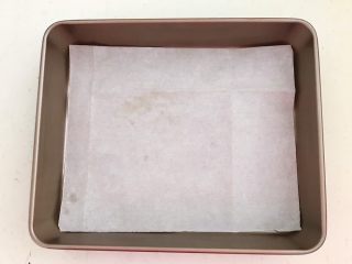 4、蓝莓无水海绵蛋糕,取一个烤盘，在里面铺一层油纸