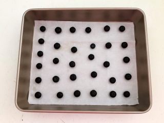5、蓝莓无水海绵蛋糕,把干爽的蓝莓果摆在烤盘里备用