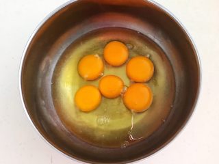 6、蓝莓无水海绵蛋糕,把常温保存的鸡蛋打入大碗里，加入3滴柠檬汁