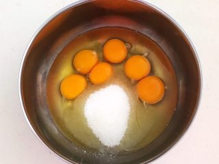 7、蓝莓无水海绵蛋糕,加入所有的细砂糖