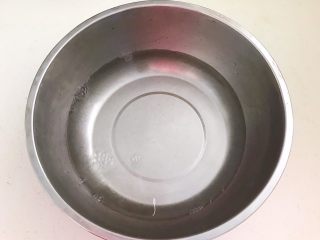 8、蓝莓无水海绵蛋糕,在取一个大点的盆子，在盆里加入热水