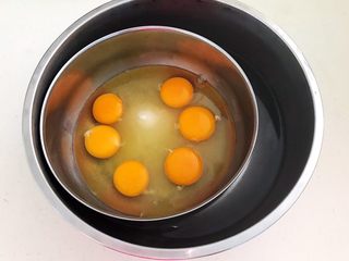 9、蓝莓无水海绵蛋糕,把装有鸡蛋的大碗坐在热水上面