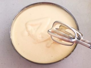 11、蓝莓无水海绵蛋糕,把鸡蛋打发至滴落的鸡蛋液不会很快消失